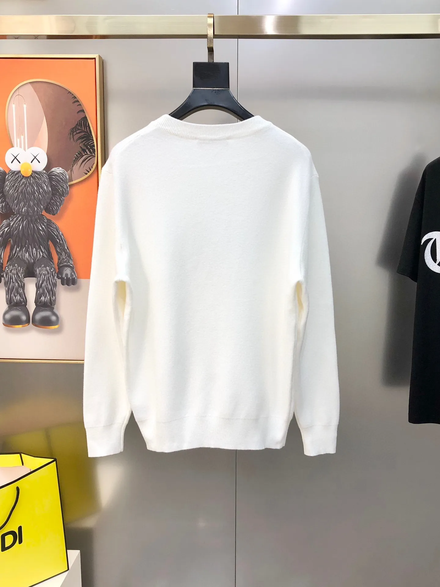 🅿️240 【LV Louis Vuitton】Autumn and winter classic round neck pullover sweater, in full condition! ! ! Wool blended fabric, the latest model in 2025, golden ratio! ! Slim-fitting soft gold, versatile and practical item, the combination and practicality are extremely powerful, simple and elegant, and classy! To create your own style, it is highly recommended to buy it in two colors. The standard slim fit tailoring process is suitable for both young and old men. It is knitted from wool and will not cause any discomfort! While keeping warm, it is stylish, textured and wearable, and the classic logo with contrasting colors on the chest feels in place! ! Recommended for regular customers! ! Size M-3XL (maximum wear: 190 pounds)